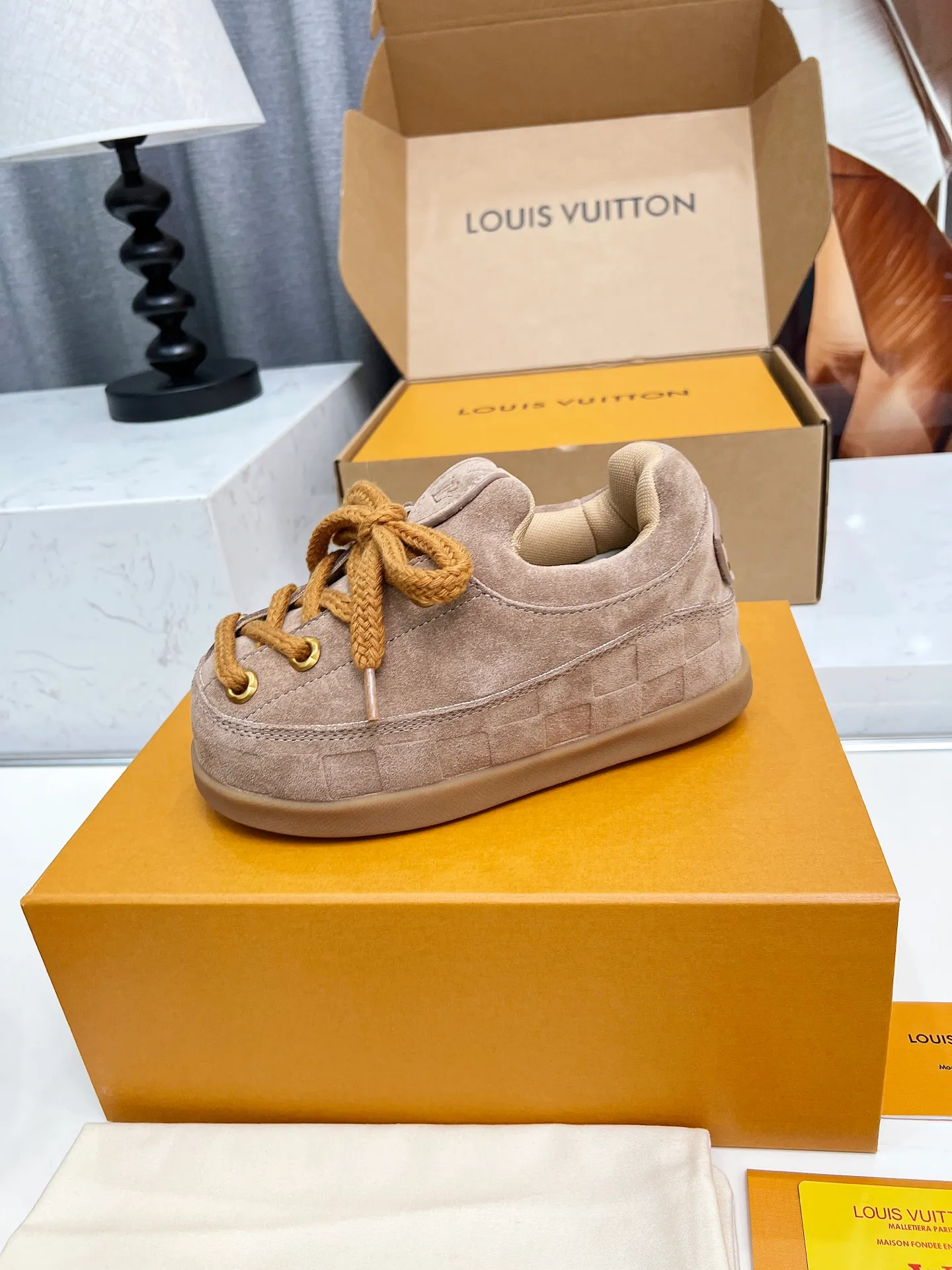 [L Family] P: 740💰 Couple model, size: women 35-41 (customized at 41 for women), 39-46 for men (customized at 45.46) The 2025 iteration of this Time Out sneaker, couple model, LV co-branded nigo, donkey brand, Louis Vuitton, ugly, cute😍Many Internet celebrities have shown off their feet, a classic and versatile item. Fabric: Imported high mercerized cow suede. Lining: high-grade elastic mesh, outsole: original molded outsole, palm print rubber outsole with hidden L letter and Monongram flower.